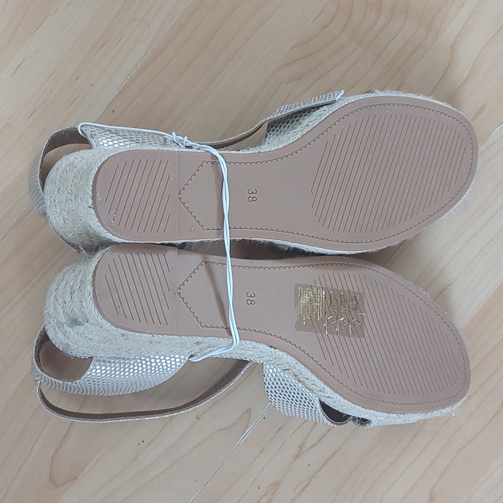 Sandals - Picture 2 of 3